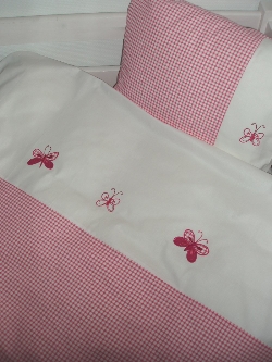 mikroskopisk voldsom Forberedelse Junior sengetøj med sommerfugl til pige, køb hos Babysutten.dk. Hurtig  levering.