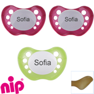 Nip sutter med navn (2 Perlende Magenta og 1 Perlende Grøn) Anatomiske Latex fra 5 md. Pakke med 3 stk. sutter