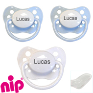 Nip sutter med navn (2 Lyseblå + 1 Hvid) Anatomiske Silikone fra 5 md. Pakke med 3 stk. sutter