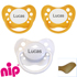 Nip sutter med navn (2 Gule + 1 Hvid) Anatomiske Latex fra 5 md. Pakke med 3 stk. sutter